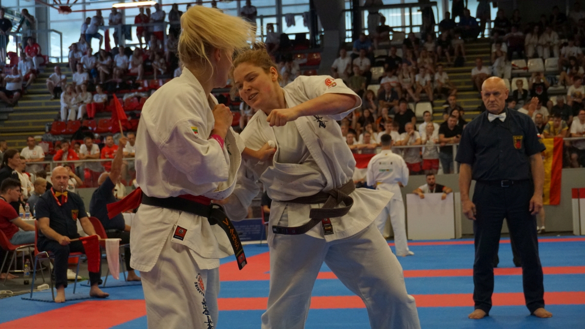 Berta mosolyogva küzd litván riválisával