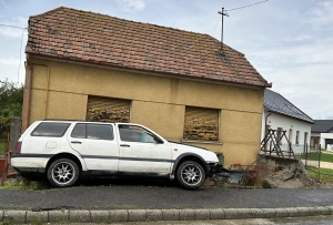 Részegen vezetett, és kiktatott egy kerítést a Cseresznyesoron